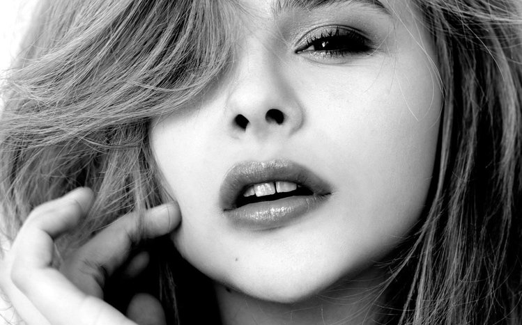 Chloe Grace Moretz Windows 11/10 Theme 