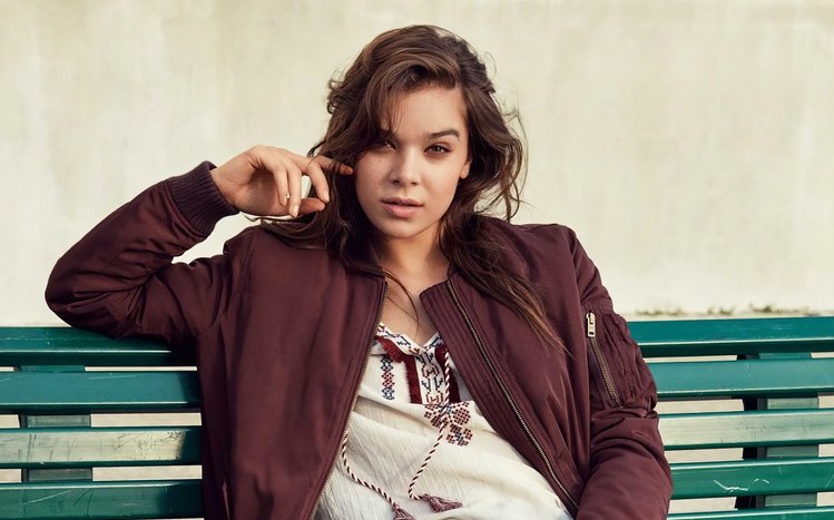 Hailee Steinfeld Windows 11/10 Theme - themepack.me