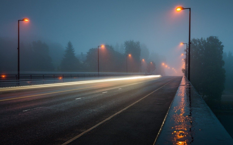 Rainy City Night Windows 10 Theme - themepack.me